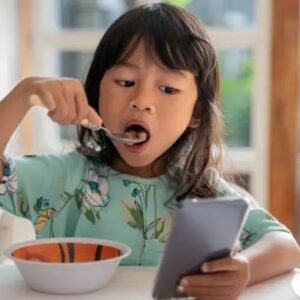 মোবাইল ছাড়া সন্তান অস্থির হয়ে যাচ্ছে? সামলে নিন এই ৬টি সহজ উপায়ে