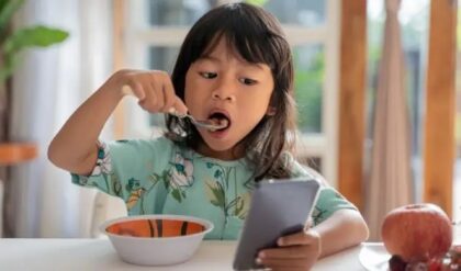 মোবাইল ছাড়া সন্তান অস্থির হয়ে যাচ্ছে? সামলে নিন এই ৬টি সহজ উপায়ে