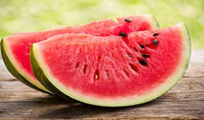 তরমুজ খাওয়ার আগে সামান্য নুন ছিটিয়ে নিচ্ছেন তো? এক চিমটি নুনই বদলে দেবে আপনার শরীর!