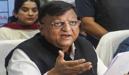 ডেপুটি সিইও-র চেয়ারে কোপ! কেন নিজের দফতর থেকেই ৫ কর্তাকে বদলি করল নির্বাচন কমিশন?