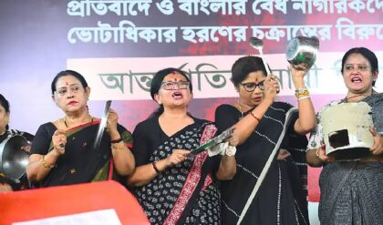 “রান্নার গ্যাসের দাম বৃদ্ধি”-প্রতিবাদে থালা-কড়াই বাজিয়ে কাঁপালেন TMC -র চন্দ্রিমা-শশীরা!