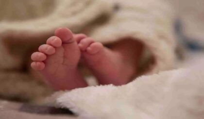 ট্রেনের শৌচাগারে শিউরে ওঠা দৃশ্য! কমোডের ভেতর পড়ে সদ্যোজাত শিশুকন্যা, মা কোথায়?