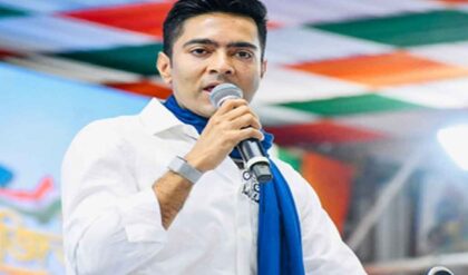 ভোটার তালিকায় কারচুপি? সিইও অফিসের বাইরে তৃণমূলের বিশাল বিক্ষোভ, বিস্ফোরক অভিষেক!