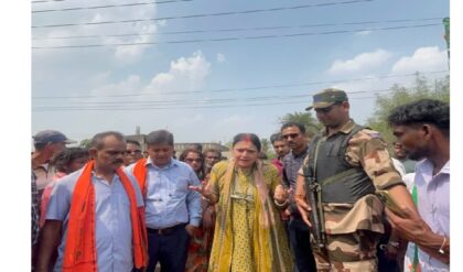 “মানুষ ভয়ে দরজা খুলছে না!” প্রচারে বেরিয়ে নিস্তব্ধ পাড়ায় ক্ষোভে ফাটলেন অগ্নিমিত্রা পল