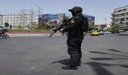 ট্রাম্পের দাবিকে ‘ভিত্তিহীন’ তকমা ইরানের, যুদ্ধের হুঁশিয়ারি দিয়ে সীমান্তে মোতায়েন বিশাল সেনা!