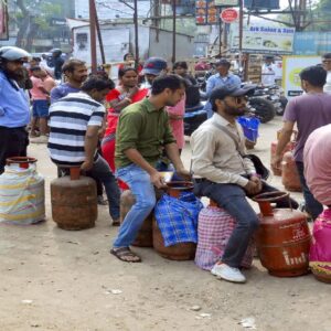সাবধান! দিল্লিতে রান্নার গ্যাসের রমরমা কালোবাজারি, পুলিশি অভিযানে পর্দাফাঁস ২২টি চক্রের!