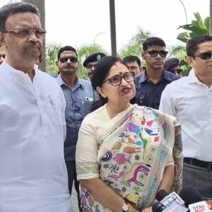 সুপ্রিম কোর্টে যাওয়াতেই কি চটেছেন জ্ঞানেশ কুমার? কমিশনের মুখোমুখি ফিরহাদ-চন্দ্রিমা, বৈঠকে তুলকালাম!