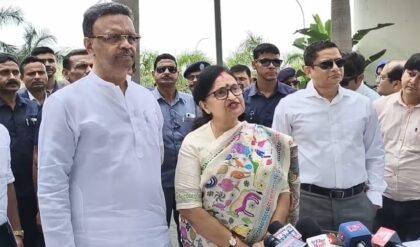 সুপ্রিম কোর্টে যাওয়াতেই কি চটেছেন জ্ঞানেশ কুমার? কমিশনের মুখোমুখি ফিরহাদ-চন্দ্রিমা, বৈঠকে তুলকালাম!