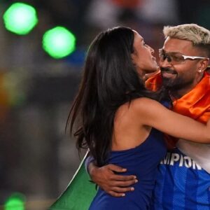 নাতাশা অতীত? ভরা স্টেডিয়ামে হার্দিকের গালে প্রেমিকার আদুরে চুমু! ভাইরাল মুহূর্ত