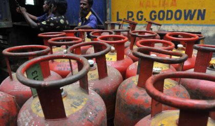 “গ্যাস সিলিন্ডার পিছু ১৫০০ টাকা!”-দেশজুড়ে LPG সঙ্কটের গুজব, কী বার্তা দিল কেন্দ্র?