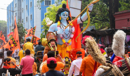রামনবমীর মিছিলে ব্যাপক ইটবৃষ্টি! জ্বলল আগুন, মুর্শিদাবাদে নামল বিশাল পুলিশ বাহিনী