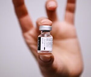 টিকার পার্শ্বপ্রতিক্রিয়ায় অসুস্থতা বা মৃত্যুতে দিতে হবে ক্ষতিপূরণ! কেন্দ্রকে কড়া নির্দেশ সুপ্রিম কোর্টের