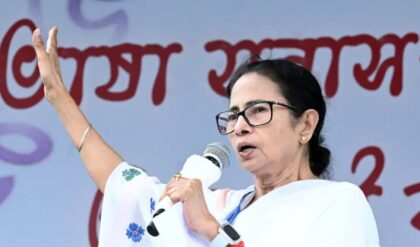 ‘বিজেপি-কে সন্তুষ্ট করতে নাম বাদ!’ সুপ্রিম রায়ের পর গর্জে উঠলেন মমতা, দিলেন ‘খেলা’র হুঁশিয়ারি