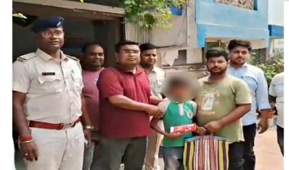 সততার অনন্য নজির! লক্ষাধিক টাকা ভর্তি ব্যাগ কুড়িয়ে থানায় জমা দিল ৯ বছরের মেহেদি