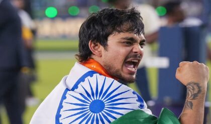 বিজয় উৎসবের মাঝে কেন চটলেন কীর্তি আজাদ? হনুমান মন্দিরে ট্রফি নিয়ে যাওয়া নিয়ে তরজা তুঙ্গে