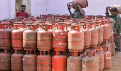 সিলিন্ডার নেই, জ্বলছে না উনুন! গ্যাসের অভাবে কি তবে বন্ধ হয়ে যাবে কলকাতার চেনা স্বাদ?