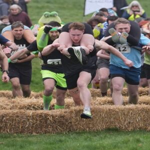 দীর্ঘ অপেক্ষার অবসান! বিদেশের মাটি ছেড়ে এসেই স্ত্রীকে এভাবে সারপ্রাইজ দেবেন ভাবেননি কেউ