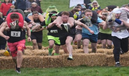 দীর্ঘ অপেক্ষার অবসান! বিদেশের মাটি ছেড়ে এসেই স্ত্রীকে এভাবে সারপ্রাইজ দেবেন ভাবেননি কেউ