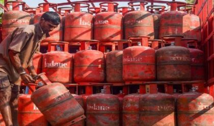 সিলিন্ডার নিয়ে কালোবাজারি রুখতে ‘অ্যাকশন মোডে’ মোদী সরকার! রাজ্যগুলোকে কোন বিশেষ নির্দেশ দিল দিল্লি?