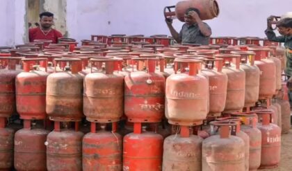 LPG বুকিংয়ে বড় ঝটকা! রান্নার গ্যাস নিয়ে মুখে স্বস্তির কথা বললেও আড়ালে নয়া নিয়ম আনল দিল্লি