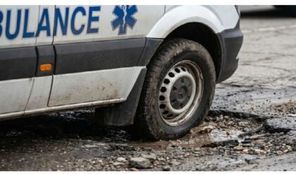 গর্তই হল ধন্বন্তরী! যমে-মানুষে টানাটানির মাঝে অ্যাম্বুলেন্সের ঝাঁকুনি, মরণ হার মানল যোগীরাজ্যে