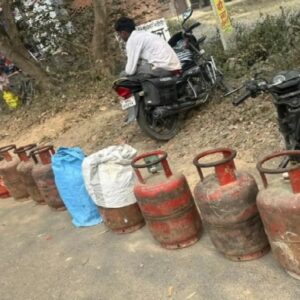 হঠাৎ কেন সিলিন্ডার বুকিংয়ে কড়াকড়ি? কেন্দ্রের নয়া নিয়মে মাথায় হাত সাধারণ গৃহস্থের!