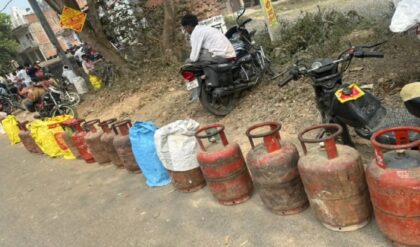 হঠাৎ কেন সিলিন্ডার বুকিংয়ে কড়াকড়ি? কেন্দ্রের নয়া নিয়মে মাথায় হাত সাধারণ গৃহস্থের!