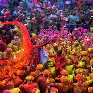 দোলে রঙ খেলার আগে সাবধান! অ্যালার্জি ও র‍্যাশ থেকে বাঁচতে মেনে চলুন এই ৫টি ঘরোয়া টোটকা।