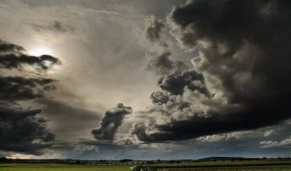 সন্ধ্যের বৃষ্টিতে ভিজল তিলোত্তমা, শুক্র-শনিবার ধেয়ে আসছে ভারী দুর্যোগ: লাল সতর্কতা জারি!