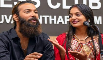 পরিবারের অমতে ভিনধর্মে বিয়ে! পুলিশি পাহারায় চারহাত এক হলো মহাকুম্ভের সেই ‘ভাইরাল’ মোনালিসার