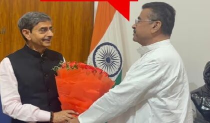 “রাষ্ট্রপতিকে ‘অপমান’-এর বিচার চাই!”-গেরুয়া গোলাপ, গীতা হাতে নয়া রাজ্যপালের দ্বারস্থ শুভেন্দু