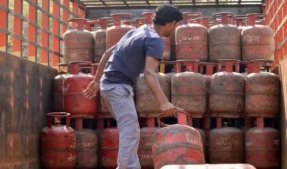 গ্যাস সিলিন্ডার নিয়ে উদ্বেগের অবসান: জোগান স্বাভাবিক, অতিরিক্ত বুকিং করলেই বাড়বে বিপদ!