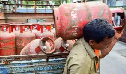 কলকাতায় হাহাকার! ৭ দিন ধরে জ্বলছে না উনুন, একবেলা চিড়ে-মুড়ি খেয়ে দিন কাটছে শহরবাসীর