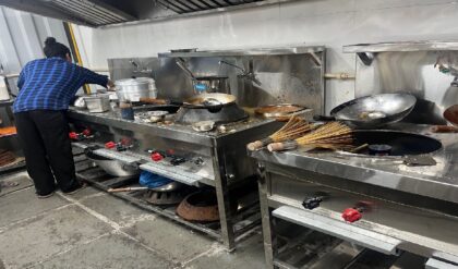 জলপাইগুড়িতে হাহাকার! রান্নার গ্যাসের আকালে কি এবার বন্ধ হবে শহরের রেস্তরাঁ?