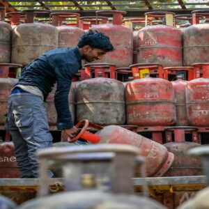 যুদ্ধের কোপ এবার ময়দানি হেঁশেলে! পকোড়া-স্টু কি তবে অতীত? কাজু দা-দের চোখে মুখে অন্ধকার