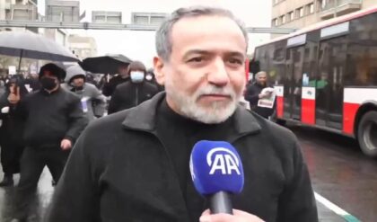 “আত্মসমর্পণ আমাদের অভিধানে নেই!” তেহরানের রাজপথ থেকে হুঙ্কার ইরানের বিদেশমন্ত্রীর।