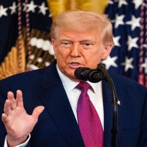 ইরান-কাঁটায় বিদ্ধ ট্রাম্প! পুতিনের তেলের ওপর থেকে কেন হঠাৎ নিষেধাজ্ঞা সরাল আমেরিকা?