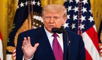 ইরান-কাঁটায় বিদ্ধ ট্রাম্প! পুতিনের তেলের ওপর থেকে কেন হঠাৎ নিষেধাজ্ঞা সরাল আমেরিকা?