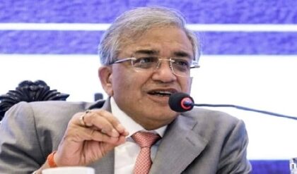 দিল্লি তোলপাড়! মুখ্য নির্বাচন কমিশনারকে সরানোর তোড়জোড়, কারা সই করলেন ইমপিচমেন্ট প্রস্তাবে?