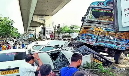 উল্টোডাঙায় লরির তাণ্ডব! ভেঙে গুঁড়িয়ে গেল বিশালাকার হাইট বার, ক্যানাল রোডে ভয়াবহ পরিস্থিতি