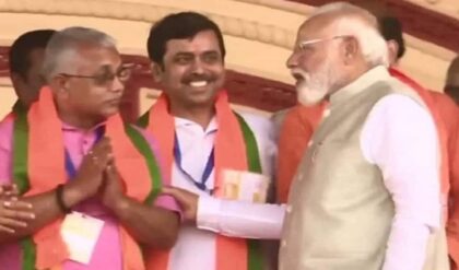 ‘বিয়ে করলেন, মিষ্টি খাওয়ালেন না?’ প্রকাশ্য মঞ্চে দিলীপকে প্রশ্ন মোদীর! কি বললেন BJP নেতা?
