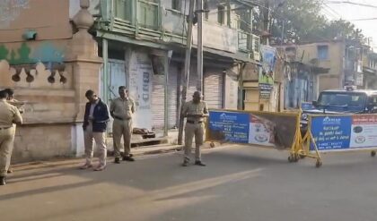 বালুরঘাটে হাড়হিম করা কাণ্ড! ভরদুপুরে হাসপাতাল কর্মীকে লক্ষ্য করে অ্যাসিড হামলা; ঝলসে গেল শরীর