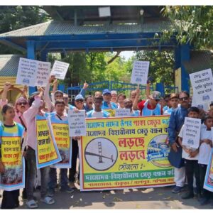 বাঁশের সাঁকোয় আর কত কাল? পাকা সেতুর দাবিতে ভোট বয়কটের ডাক; বিপাকে রাজনৈতিক দলগুলি