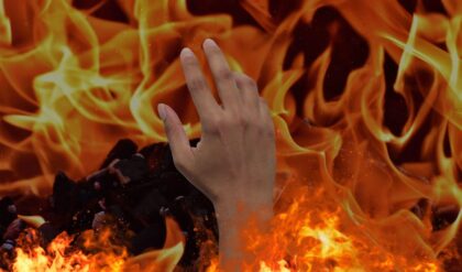 বন্ডেল গেটে হুলুস্থুল! দাউদাউ করে জ্বলছে গ্যারেজ, নিয়ন্ত্রণে দমকলের ৫টি ইঞ্জিন!