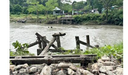 কোথাও উত্তাল ব্রহ্মপুত্র, কোথাও দুর্গম পাহাড়! গণতন্ত্রের টানে জীবন বাজি রেখে ভোটকেন্দ্রে কর্মীরা