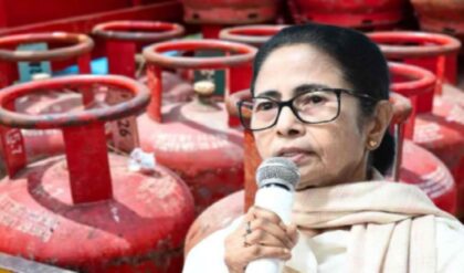 “মানুষকে গ্যাস দিন, বেলুন নয়!” কলকাতায় মমতার হুঙ্কার, গ্যাসের লাইনে কি আবার নোটবন্দির আতঙ্ক?