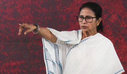 “গ্যাস দিন, বেলুন নয়!” কলকাতায় মমতার হুঙ্কার, গ্যাসের লাইনে কি আবার নোটবন্দির আতঙ্ক?