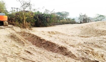 নদী লুঠের মহোৎসব! মমতার হুঁশিয়ারি তুড়ি মেরে উড়িয়ে জলঢাকায় বালি মাফিয়াদের ‘রাজ’!