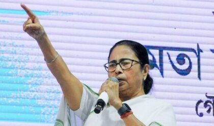 গ্যাস-দুর্ভোগের প্রতিবাদে রাজপথে ‘আগুন’ মমতার! ধর্মতলার মঞ্চ থেকে কি প্রত্যাবর্তনের ইঙ্গিত?