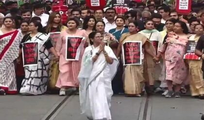 “দিল্লির দাদাগিরি চলবে না!” প্রথম বড় মিছিল থেকেই জয়ের আগাম রেকর্ড লিখে দিলেন মমতা বন্দ্যোপাধ্যায়